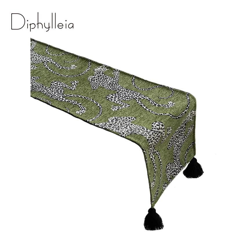 Diphylleia Wild Luxury Leopard Jacquard Table Runner Retro Green Designer Multiuse Elegant Tapestry Tea Table Cloth With Tassels