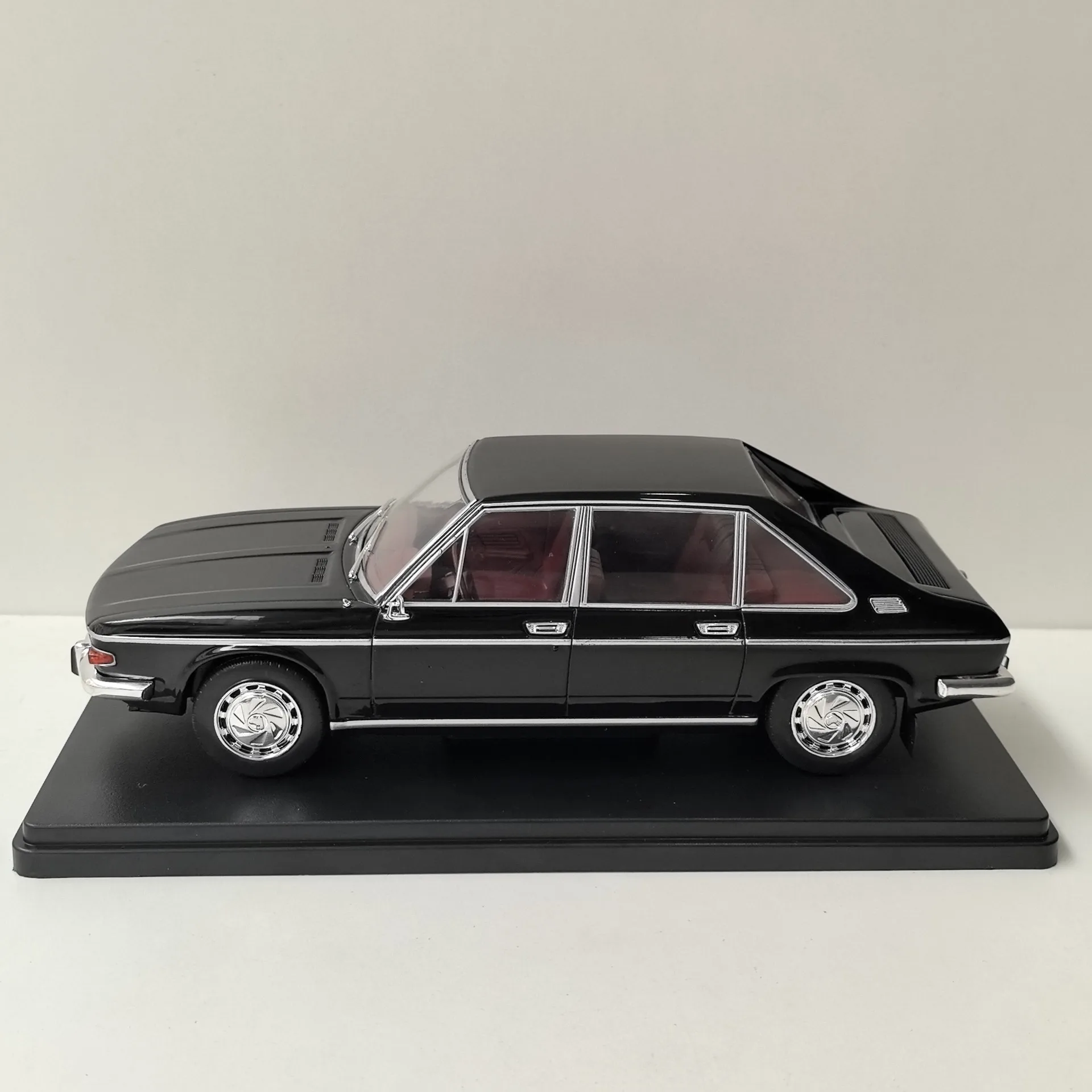 Diecast WHITEBOX 1/24 Scale TATRA 613 Too Dragging Alloy Car Model