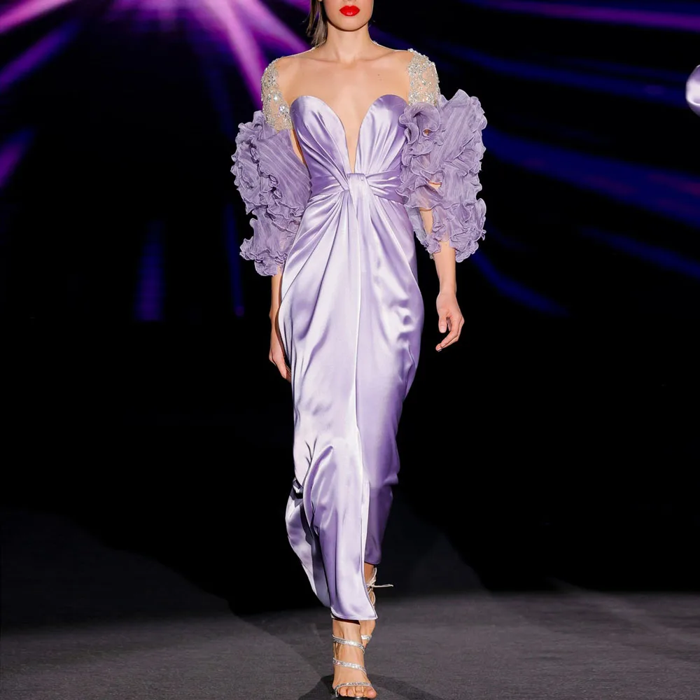 

Элегантный глубокий V-образный вырез, роскошные хрустальные украшения, эффектные рукава с рюшами, мягкий пастельный фиолетовый шелковистый атласный материал