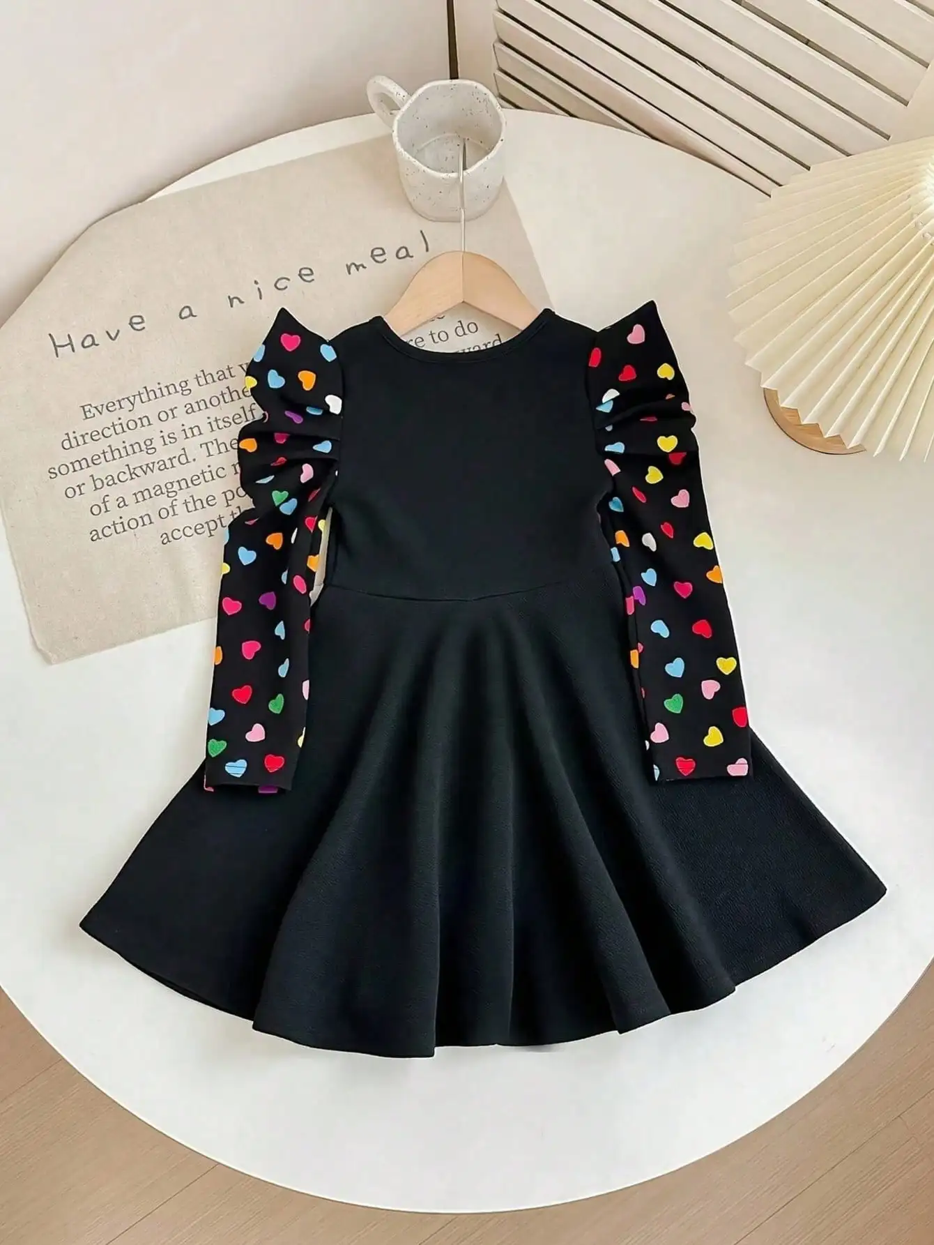 Elegantes, dehnbares, langärmliges Kleid mit herzförmigem Aufdruck und Rundhalsausschnitt und Rüschenkante für Kinder. Bunte Freizeitkleider für Kinder – Detail 5