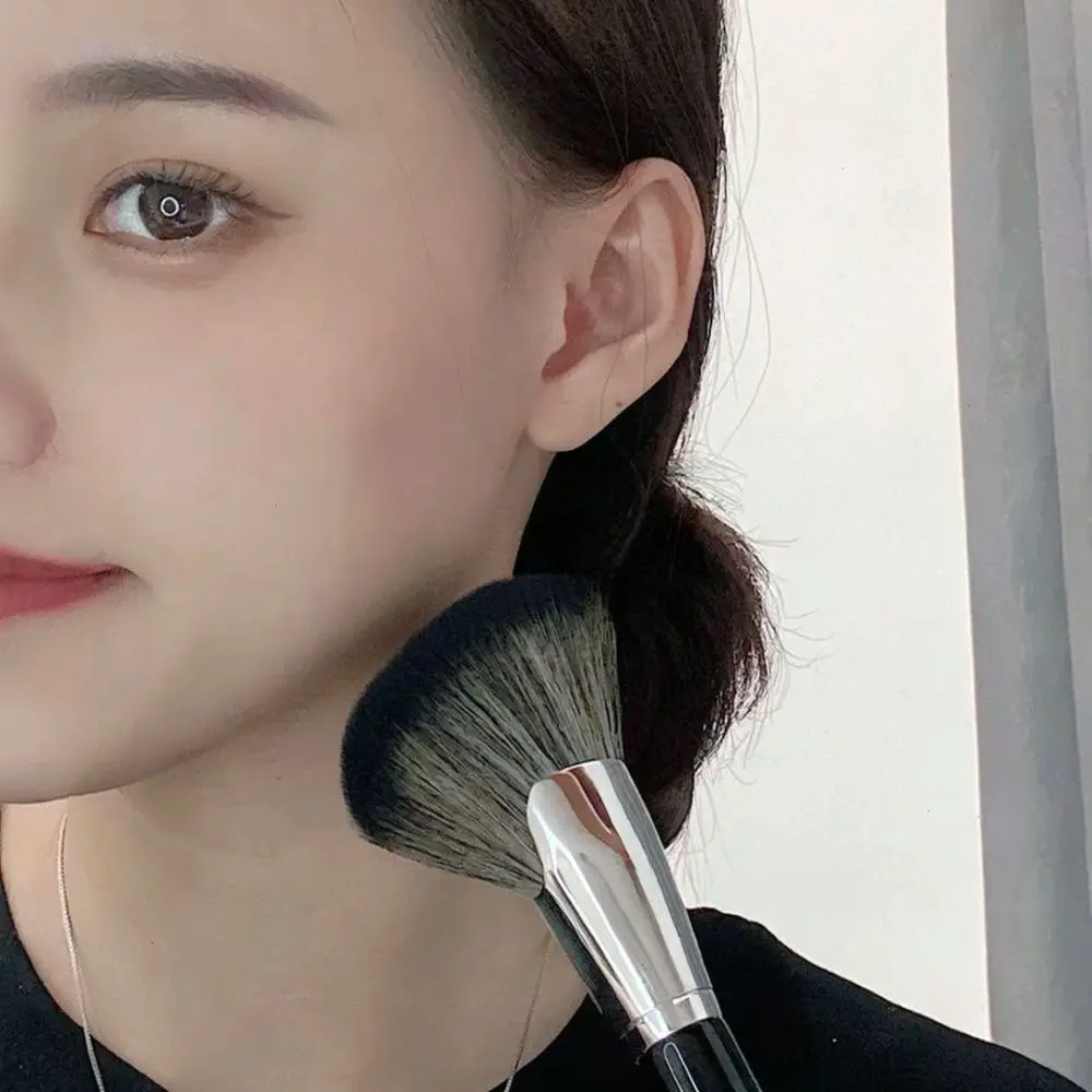 Angled Shading Makeup Brush Synthetic Hair Face Sculptor Tool Professional Beauty Applicator For Seamless Powder Blending Effect