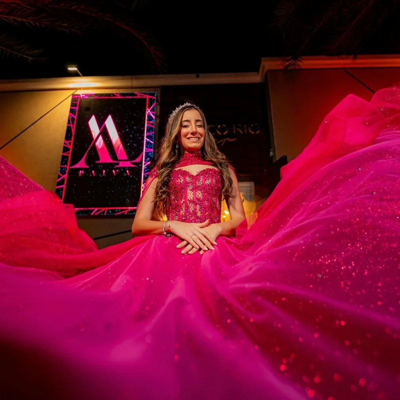 Brilhante rosa rosa quinceanera vestido fora do ombro renda camadas decalque cauda longa vestidos de 15 quinceanera ﻿ Personalizar