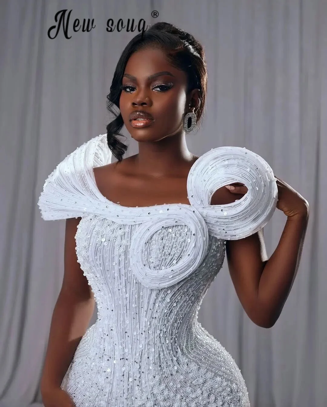 Aso Ebi Plus Size Weiße Ballkleider 3D-Plissee Lange Hochzeitsveranstaltungen Kleider für schwarze Mädchen Brautkleid Maßgeschneiderte Anlass Robe