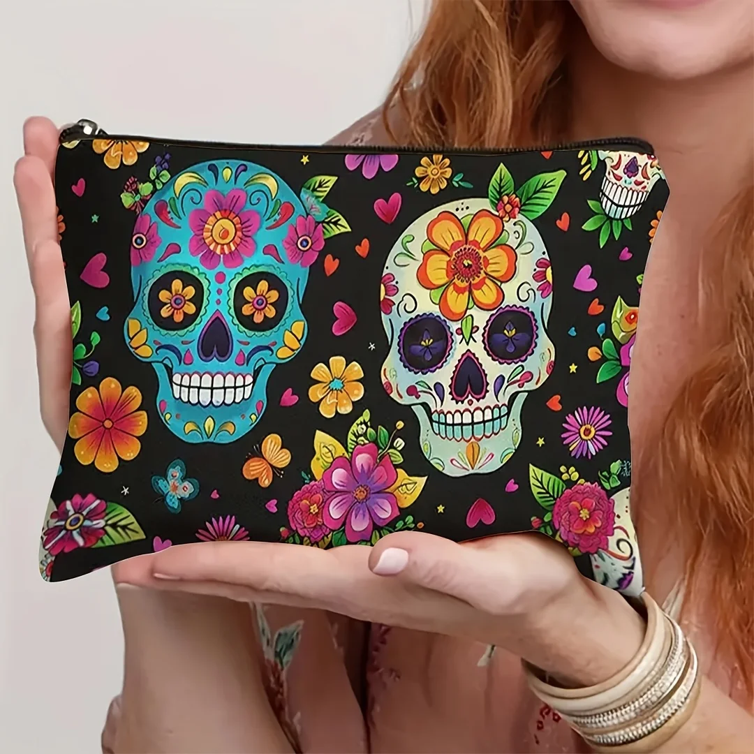 1 Gothic-Kosmetiktasche mit floralem Totenkopf-Motiv – lebendiger schwarzer Hintergrund mit bunten Blumen und Herz-Design – Detail 1