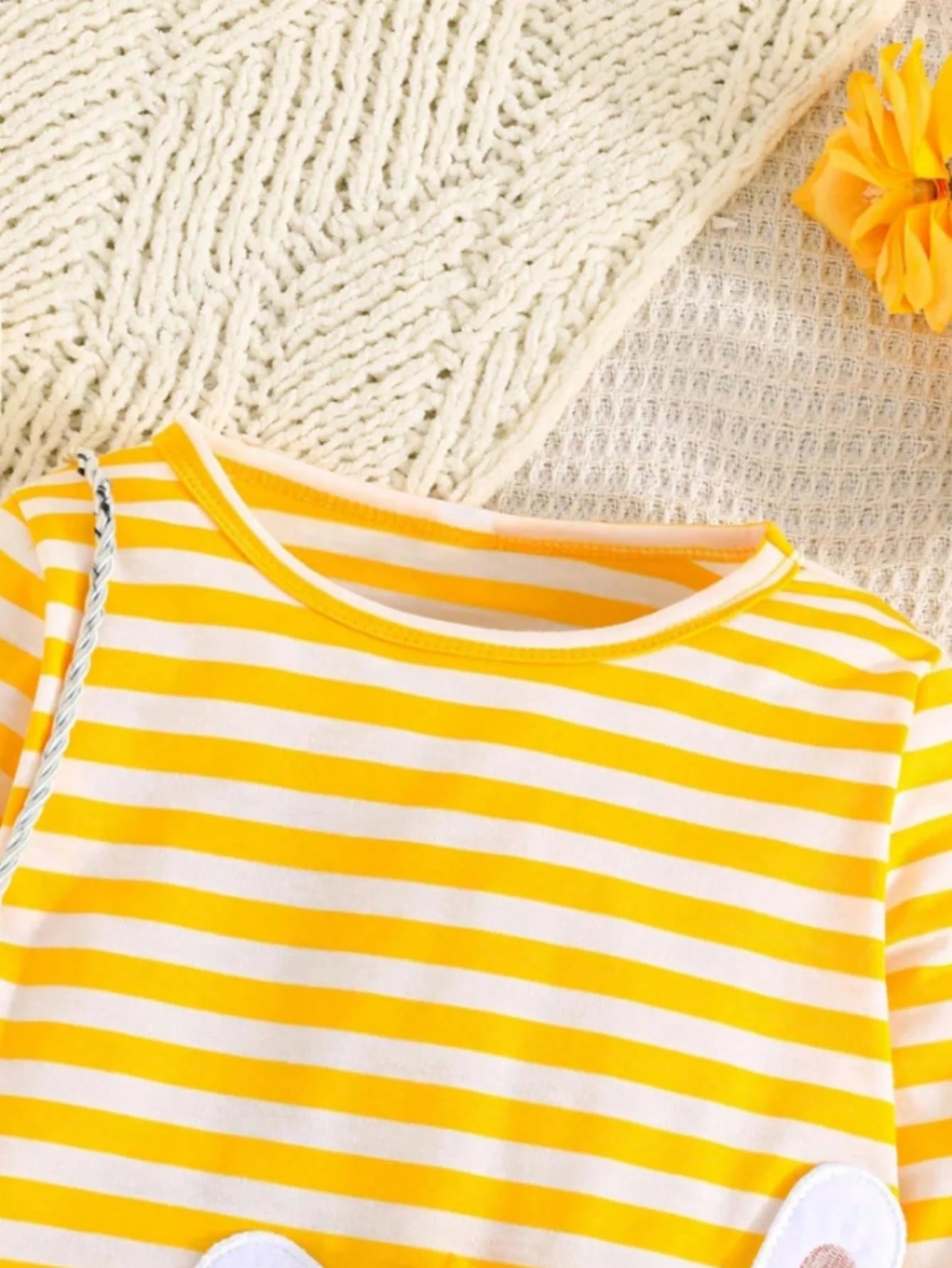 Kinderkleidung für Mädchen, süßes und niedliches Kleid mit Hasenmuster, Rundhalsausschnitt, Streifenmuster, Rüschensaum, langen Ärmeln und kurzem Rock. – Detail 5