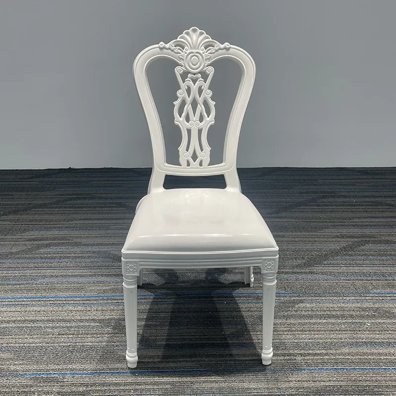 chaise-de-banquet-blanche-en-plastique-de-style-francais-chaise-de-dossier-pour-fete-a-theme-en-exterieur-mariage-d'hotel-cristal
