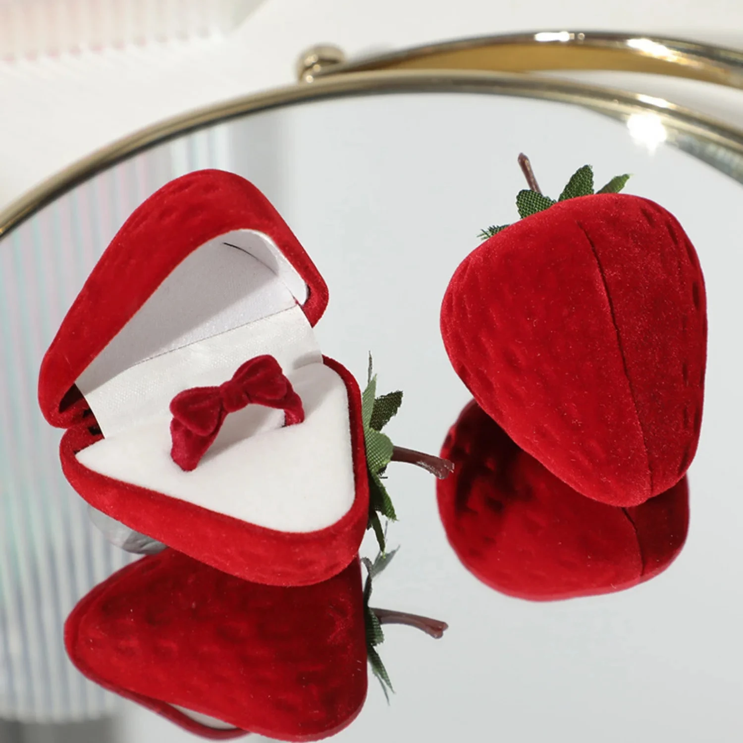 

Strawberry Ring Box, Proposal Jewelry Gift, Cute Cartoon Mini Keepsake Case for Wedding Engagement Valentine‘s Day Present