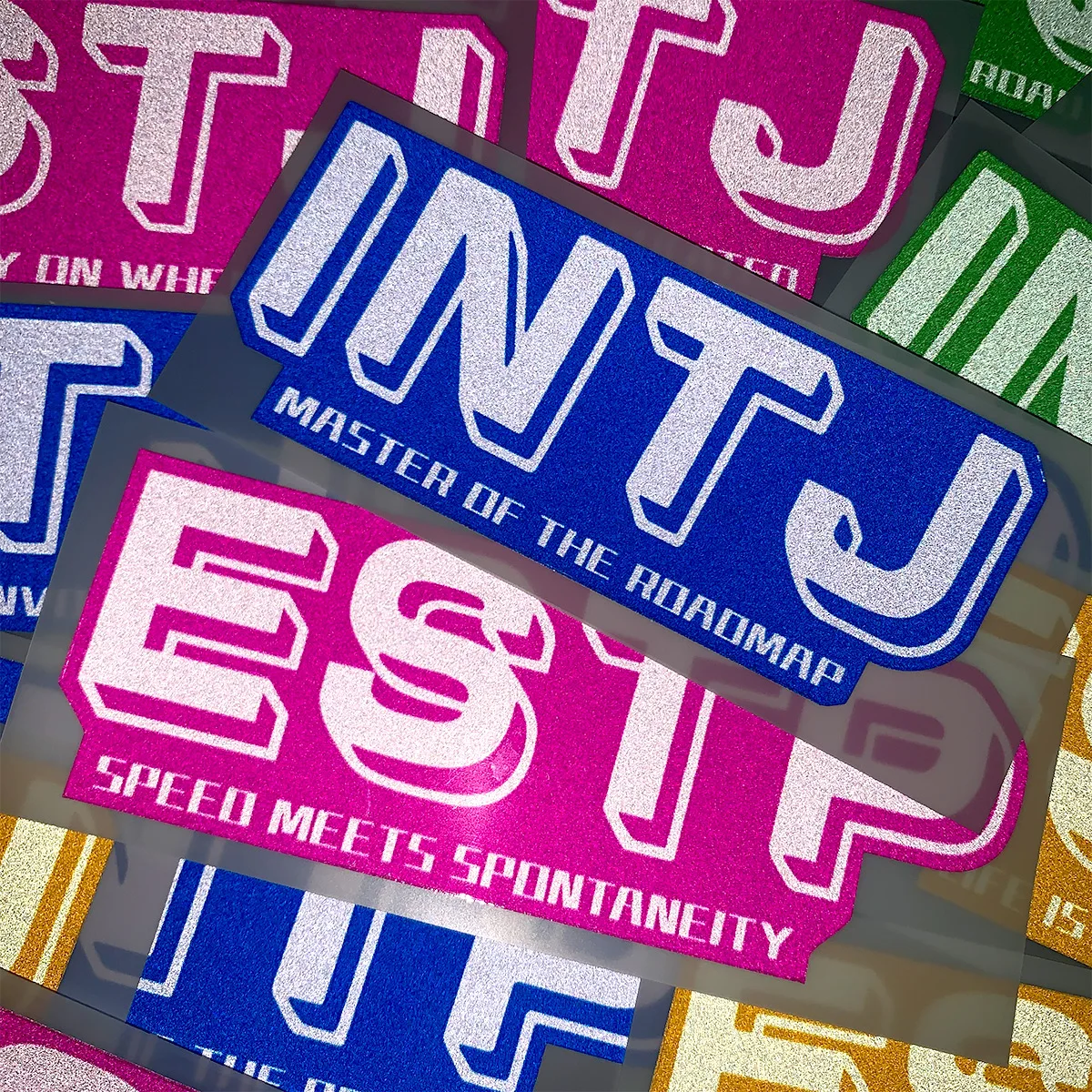 16 نوعًا من ملصقات الدراجات النارية العاكسة MBTI لسكوتر الدراجات النارية وخزان الوقود وخوذة الزجاج الأمامي ملحقات تزيين الفينيل