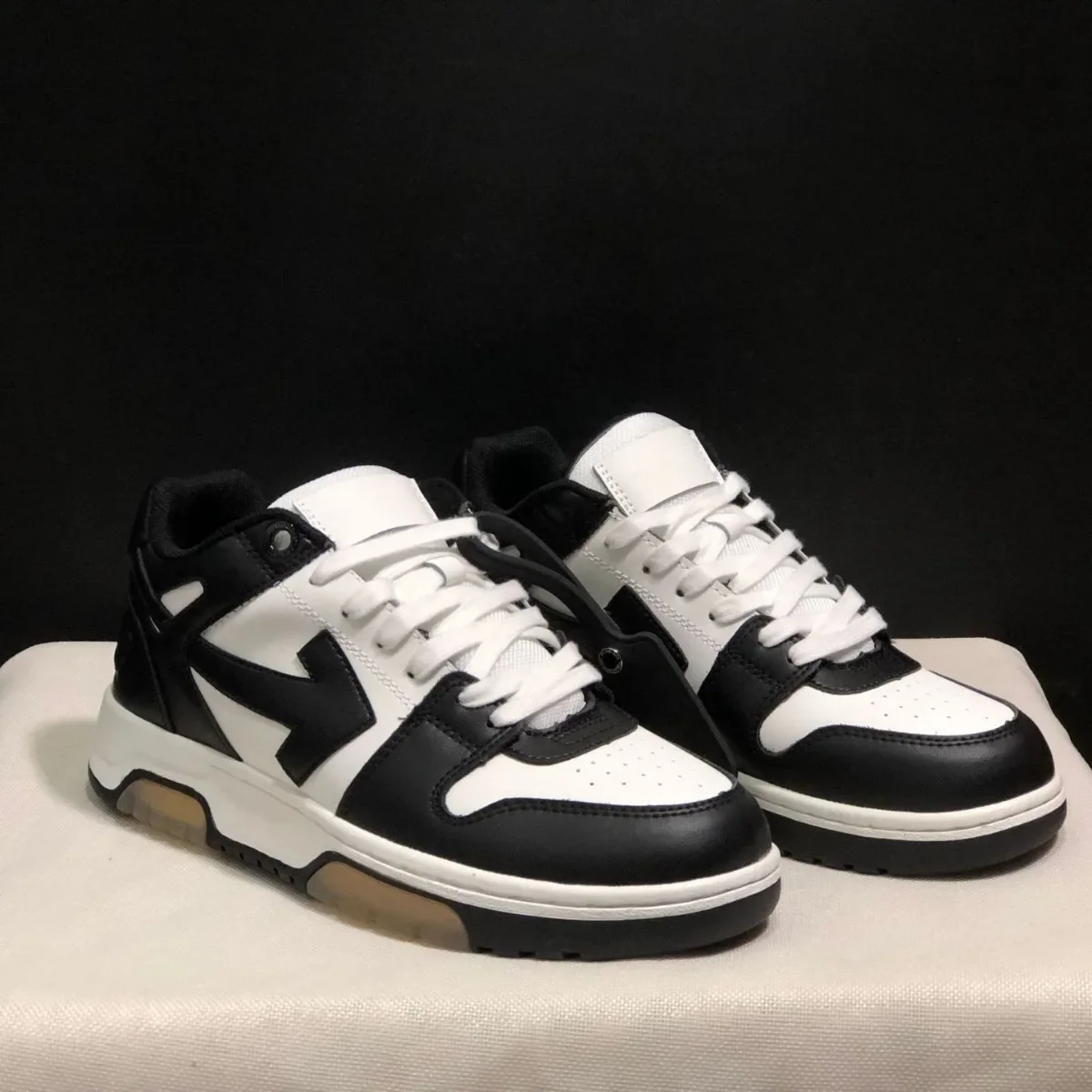 

2025 New Arrow Couple Street Casual Sneakers for Men and Women Skate Shoes Cushioned Comfortable Retro White and Black