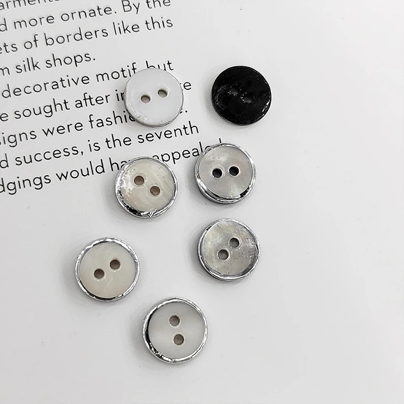 10.5/11.5 مللي متر جودة عالية أبيض أسود قذيفة الطبيعية 2 ثقوب أزرار خياطة من الملابس بالجملة موضة ديكور الفضة الخياطة DIY بها بنفسك