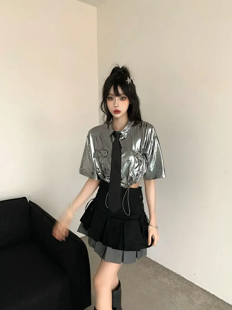Ensemble chemise argentée à manches courtes + jupe plissée taille haute, tenue deux pièces tendance pour femmes, Y2K métallique Chic, cordon doux et Sexy