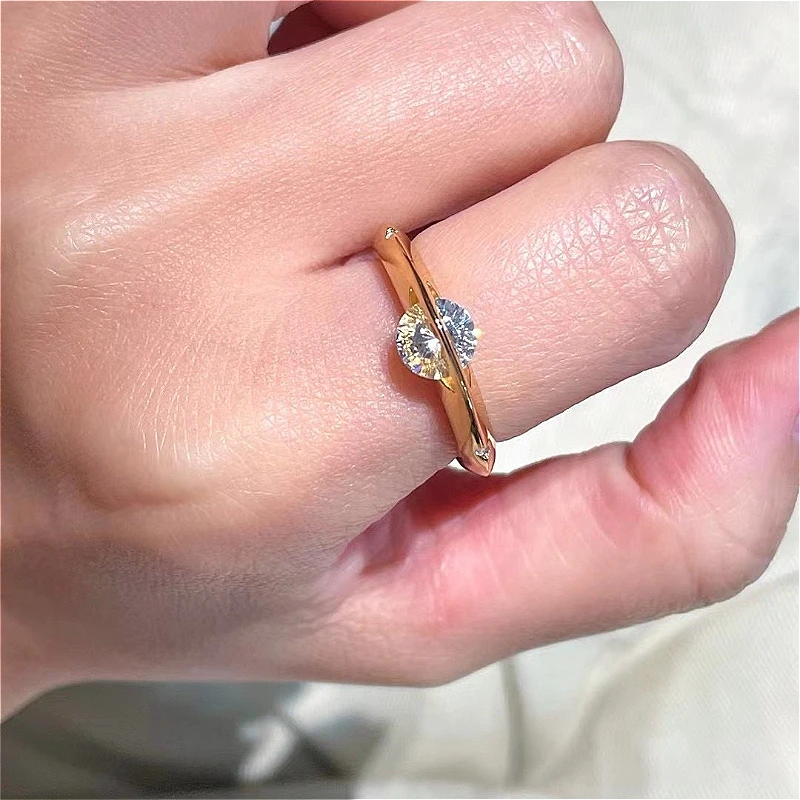 A 1-Carat Moissanite 925 Silver Ring with a Rotating Star-Shaped Design for Men and Women.