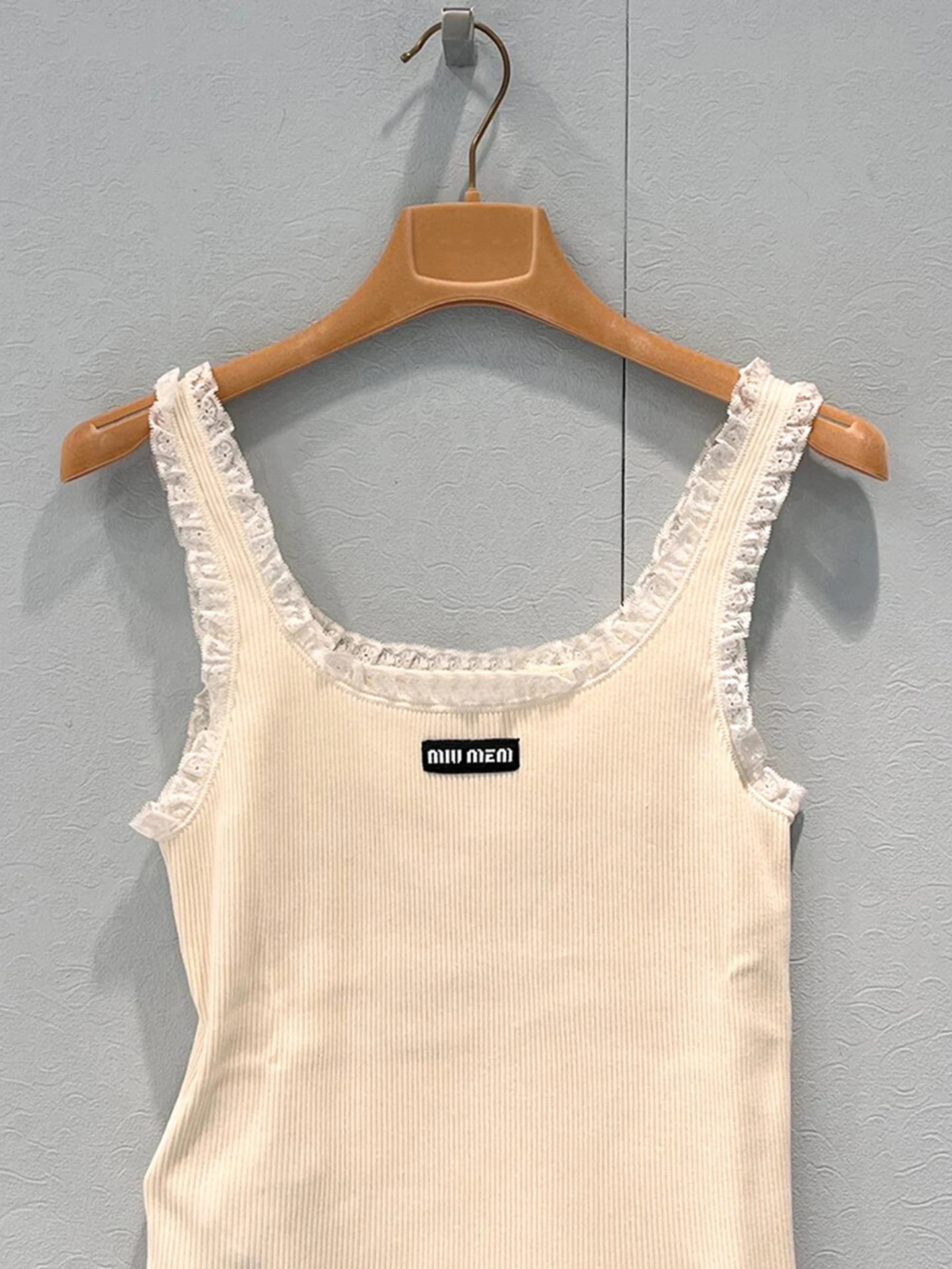 MaMa Top corto lavorato a maglia in pizzo da donna di fascia alta Estate 2025 Dolce gilet versatile Top da pendolarismo Sle Slim Fit Lunghezza regolare