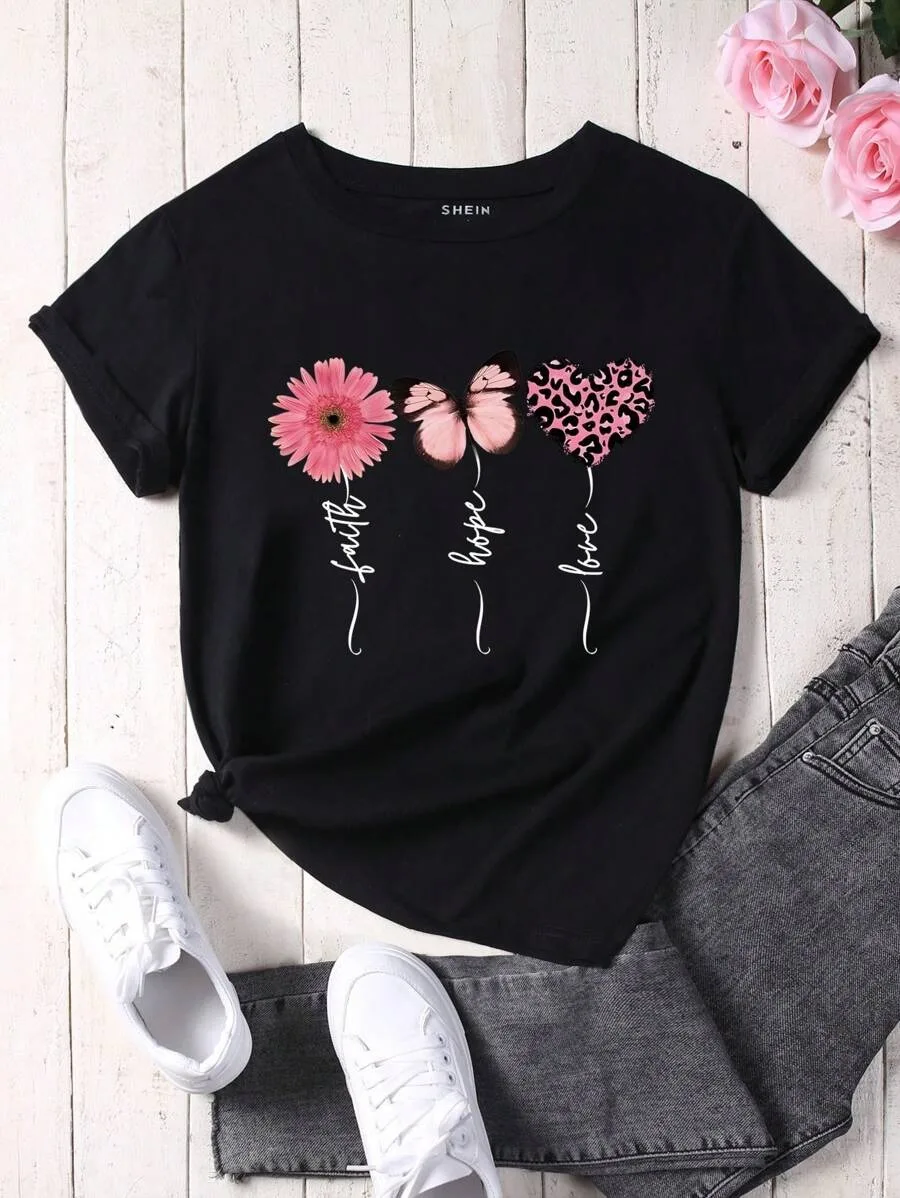 

Черная футболка больших размеров с короткими рукавами и рисунком «Вера, надежда, любовь» с цветочным принтом и бабочкой