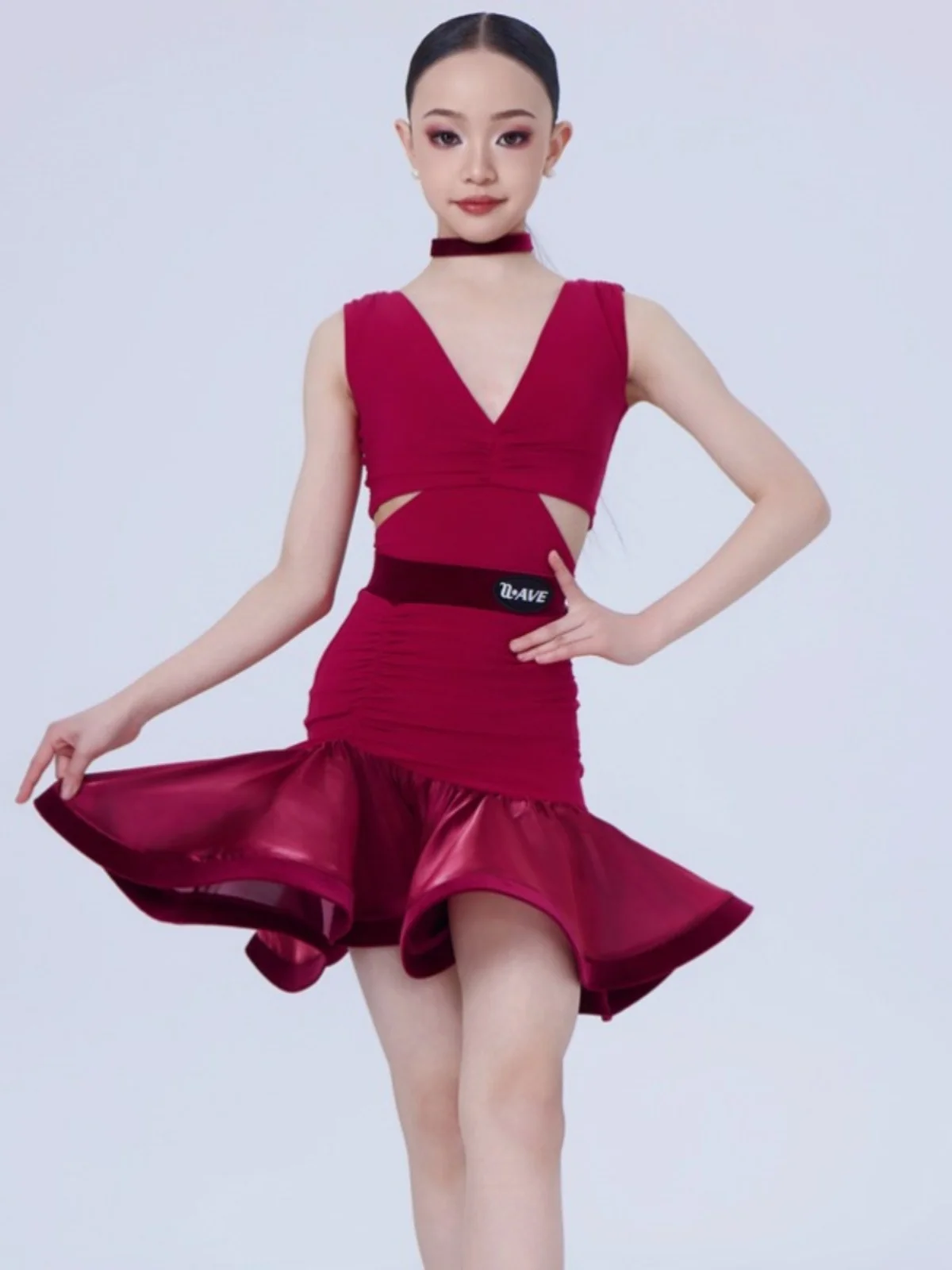 

Индивидуальный женский костюм для латинских танцев для взрослых и девочек, профессиональный тренировочный костюм с v-образным вырезом, комплект платья с бахромой