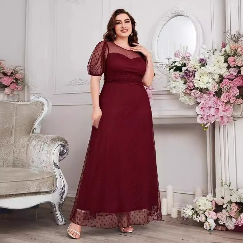 Elegante lange avondjurk met ronde hals, bordeauxrood met korte mouwen