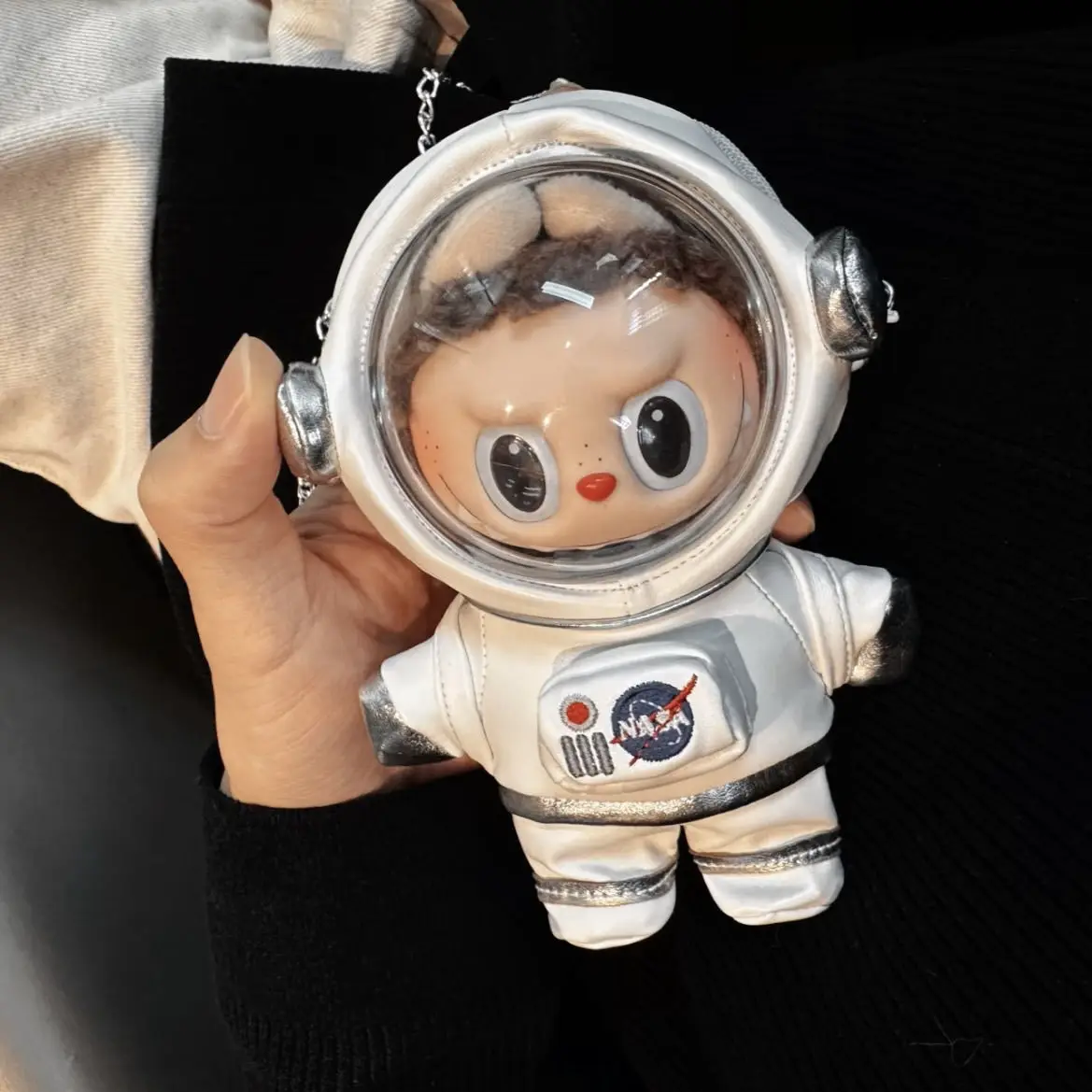 

Виниловая кукла для Labubu Astronaut 17 см с космической тематикой наряда и детской сумкой - Набор кукол Kawaii Cartoon Mystery Universe для мальчиков