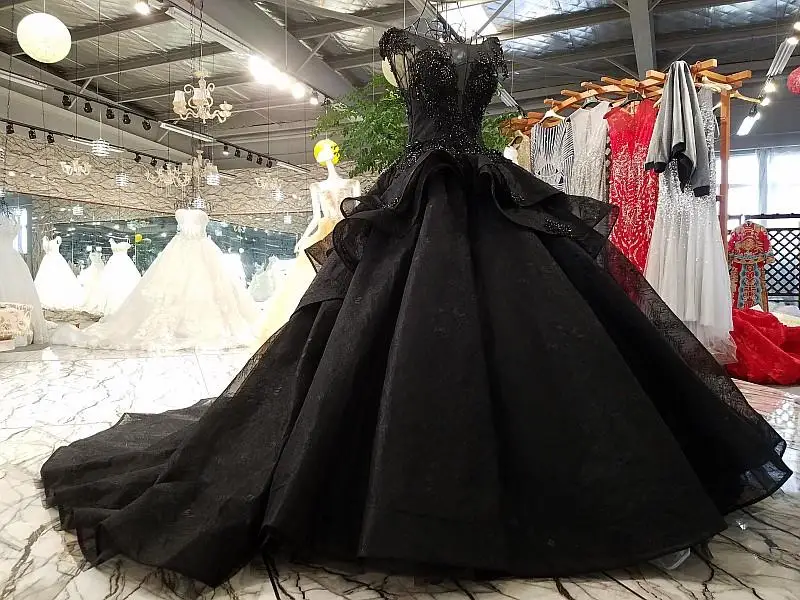 Customized Black Wedding Dresses Gothic Court Vintage Bridal Gowns Princess Long Train Beaded Cap Sleeves Wedding Gown