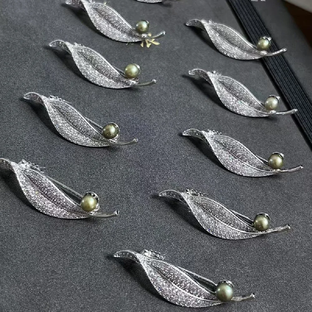 

Natural pearl AAAA5-6mm feather shaped leaf brooch can be used as a necklace (with a complimentary chain)