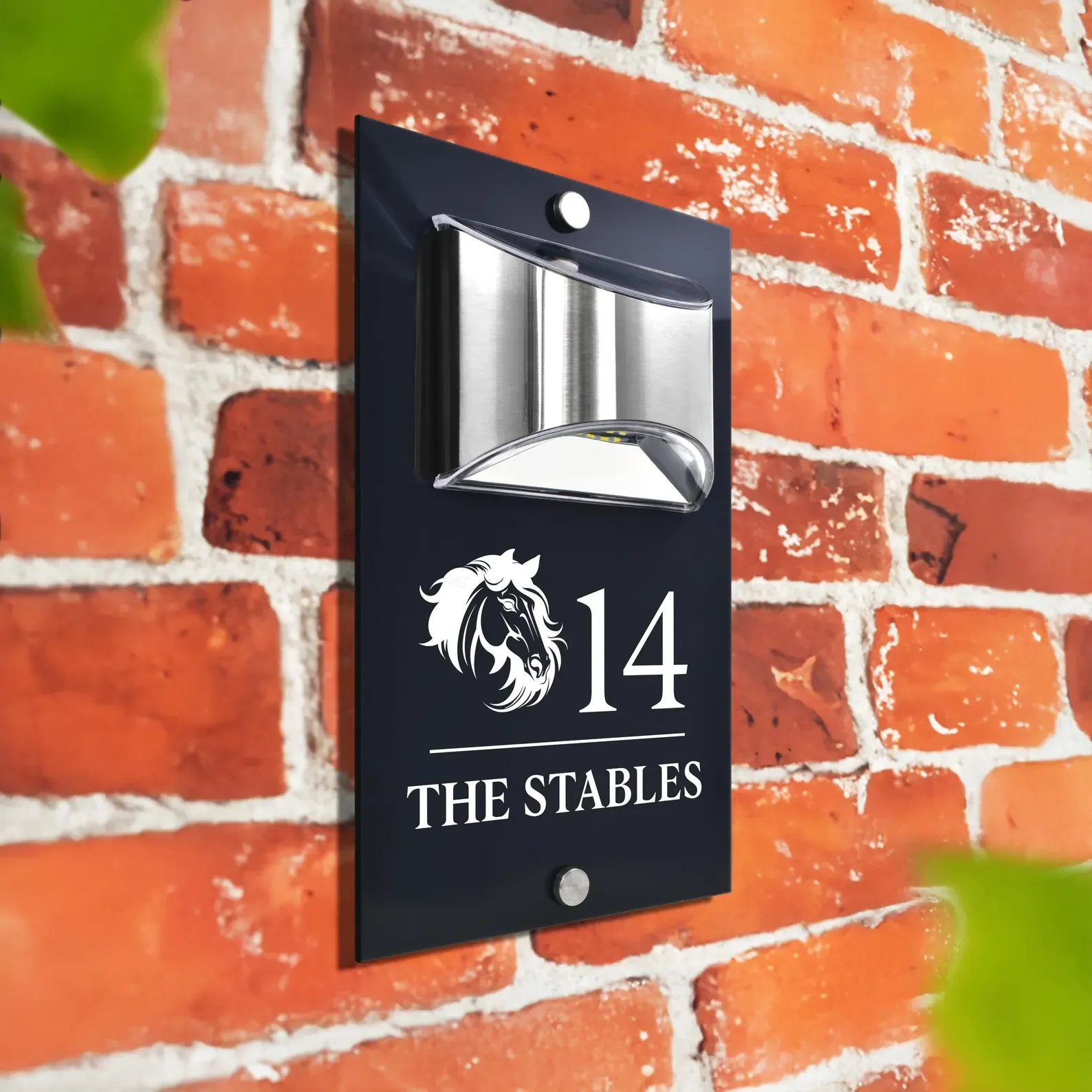 Personalizowane, podświetlane, nowoczesne numery domowe z motywem koni, idealne na prezent na parapetówkę.