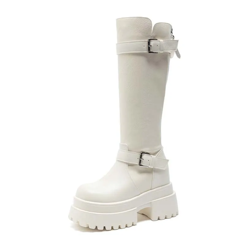 

Распродажа женской обуви. Современные женские ботинки на платформе 2025 года. Сапоги до колена с боковой молнией и круглым носком. Пряжка на ремне. Классическая универсальная обувь.