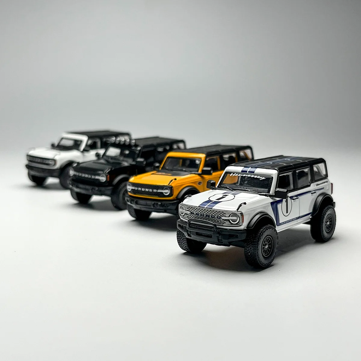 

GCD/SHADOW 1:64 Кабриолетная модель внедорожника Bronco из сплава