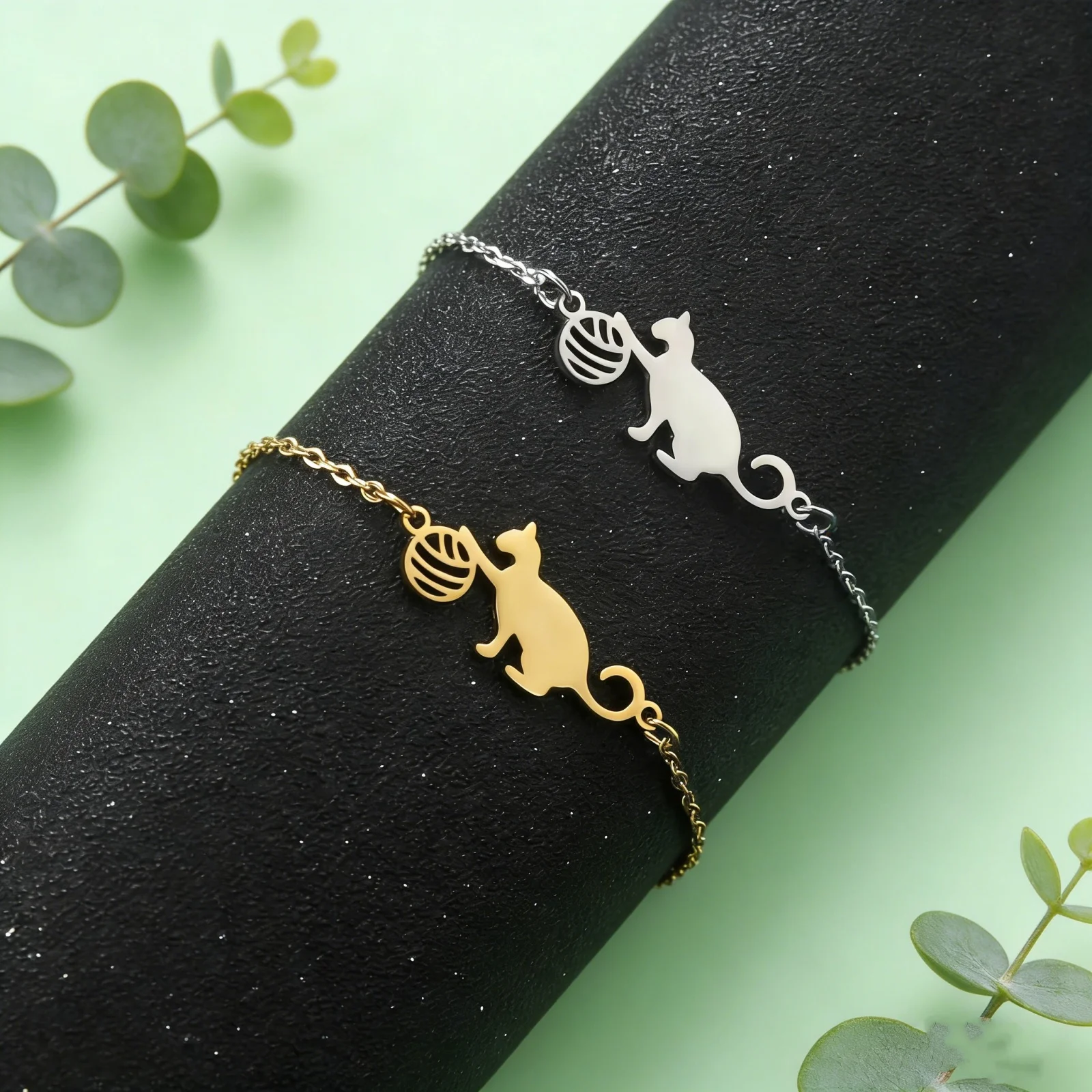 Katzen-Charm-Armband für Damen, Niedlicher Katzenanhänger mit Wollknäuel, Verstellbares Kettenarmband, Schmuck