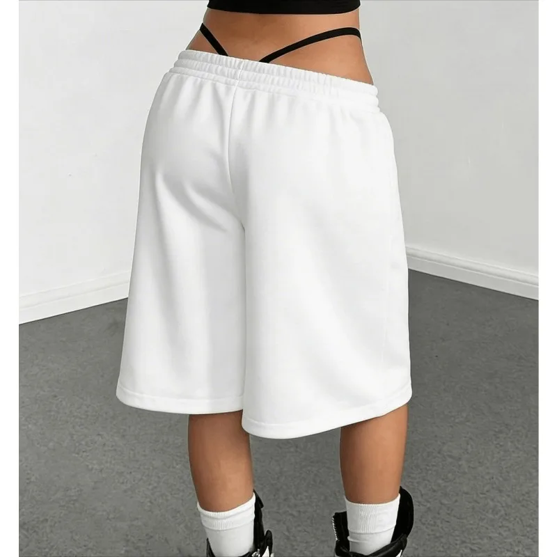 Hellgraue, dunkel bedruckte, mittellange Sportshorts/Hosen, locker geschnittene Y2K-Street-Punk-Freizeithose in Knielänge. – Detail 7