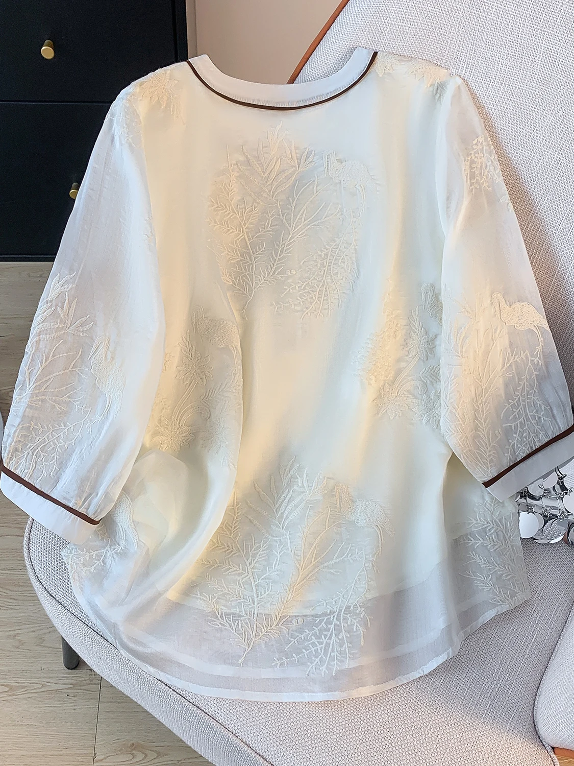 قميص نسائي صيفي 2025 جديد بأكمام قصيرة ورقبة على شكل V، مطرز، فضفاض، مقاس كبير، أنيق، موضة الشارع العصرية