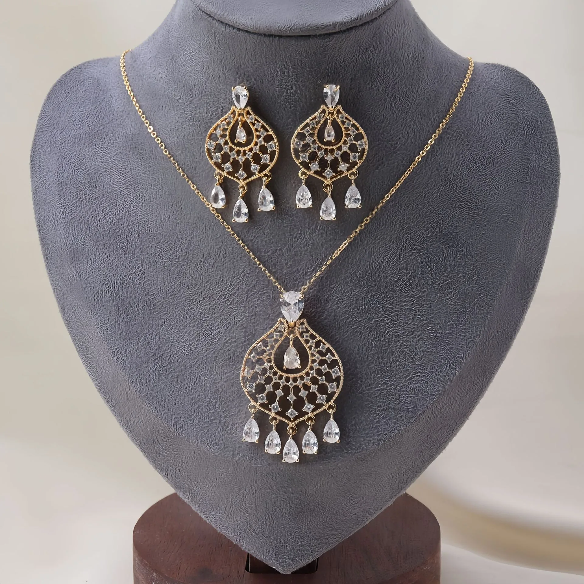 set-di-gioielli-trendy-da-donna-2-pezzi-collana-e-orecchini-con-zirconia-cubica-gioielli-luccicanti-stile-dubai-uae