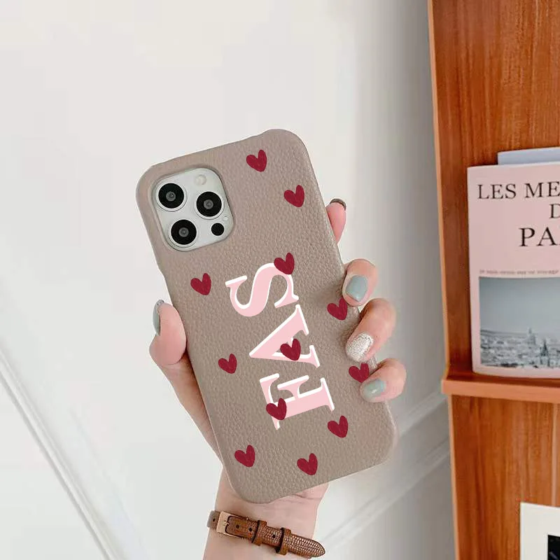 Custodia per iPhone in pelle PU con iniziali in pelle personalizzata Love Hearts per iPhone 14 15 13 Pro Max 12 11 Pro Max X XR 16 Plus Cover