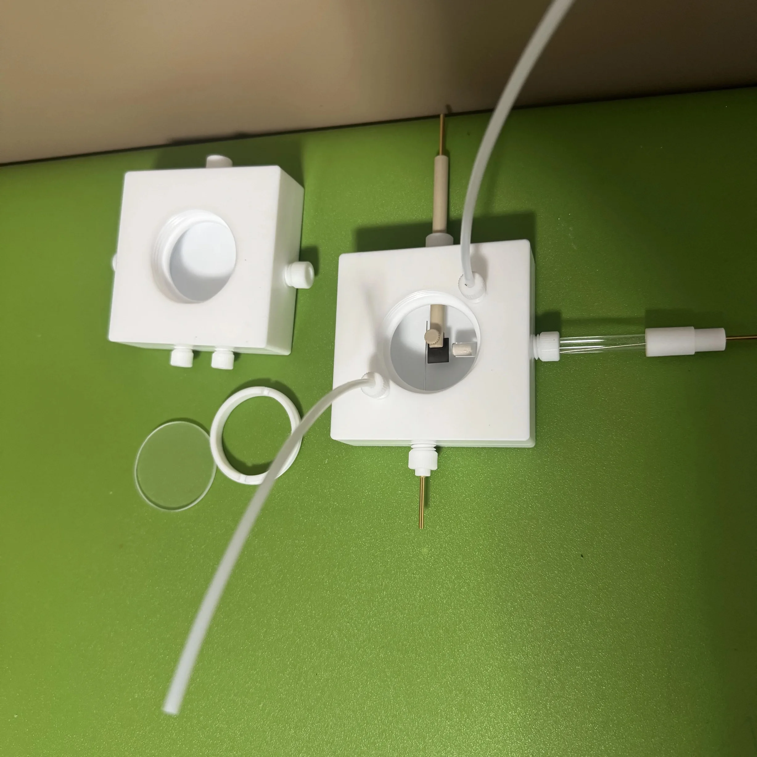 Célula eletrolítica de PTFE de célula eletrolítica Raman embutida de 10ml com tipo de clipe de eletrodo de janela de luz de quartzo de 37mm pode ser personalizada