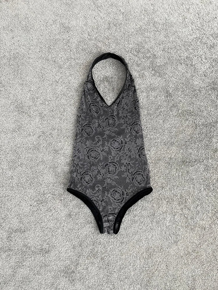 بدلة قفز مخملية مرنة بطبقة مزدوجة منقوشة باللون الوردي العميق ومجموعة تنورة F للسيدات لربيع 2024