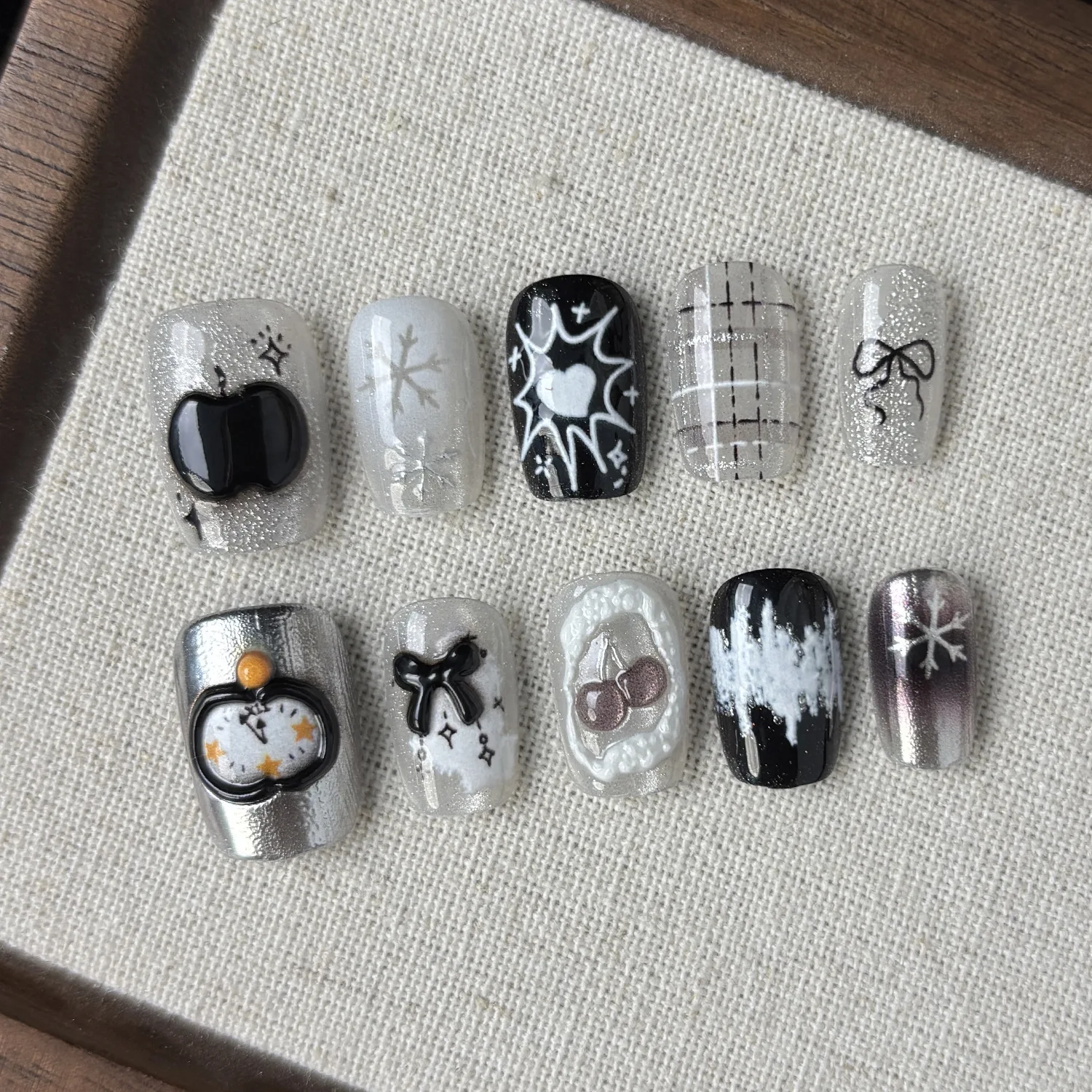 

10pcs Handmde Press on NailsBlack Apple Cat's Eye Christmas Nail Tips for Women&Girl Short Oval Detachable Wearable Fake Nail