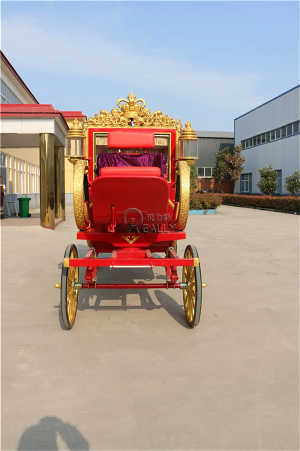 Carros de caballos turísticos reales rojos de cuatro ruedas de Cenicienta eléctrica de lujo Carro dibujado de caballos Victoria a la venta
