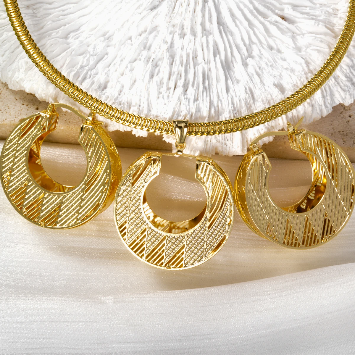 

ZEA Dear new fashion copper cutout geometric texture large earrings pendant necklace jewelry collection for women