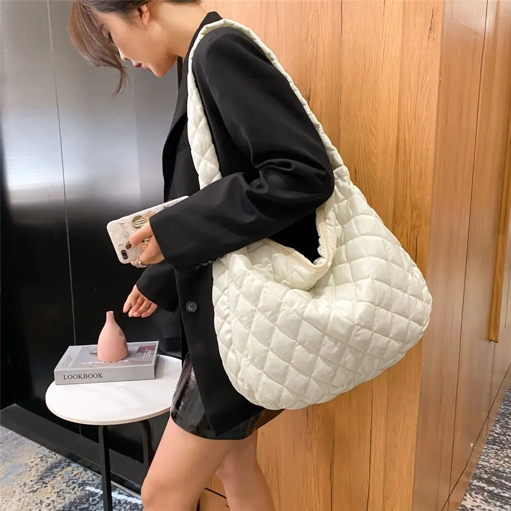 Women Polyester Plaid Shoulder Bag Large Lightweight Puffy Handbag Cotton Padded Underarm Bag Winter Warm Quilted Tote Bag