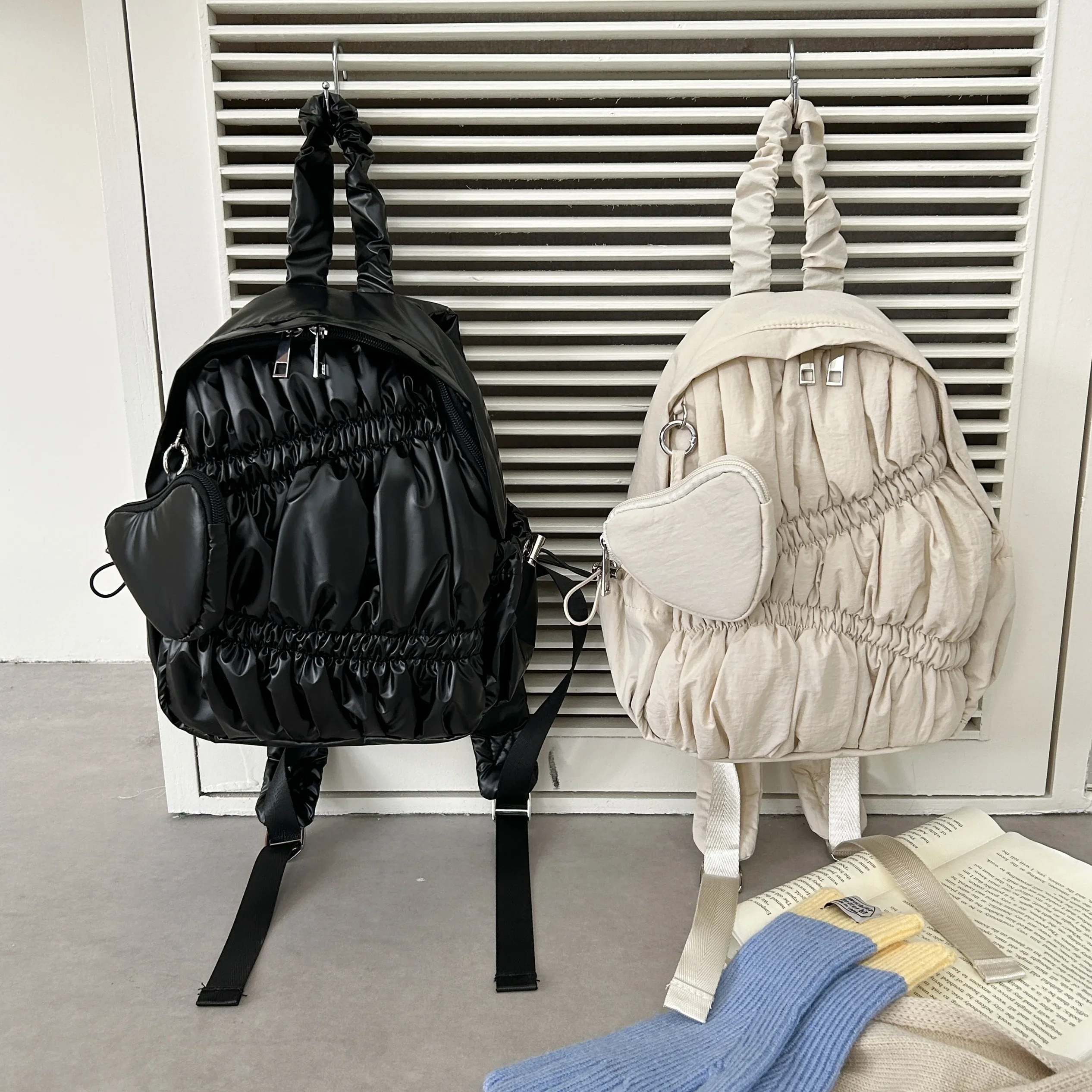 Zaino di design trapuntato increspato Zaino da donna imbottito in nylon Borse da scuola con ciondolo a forma di cuore per donna 2025 Mini borsa a tracolla