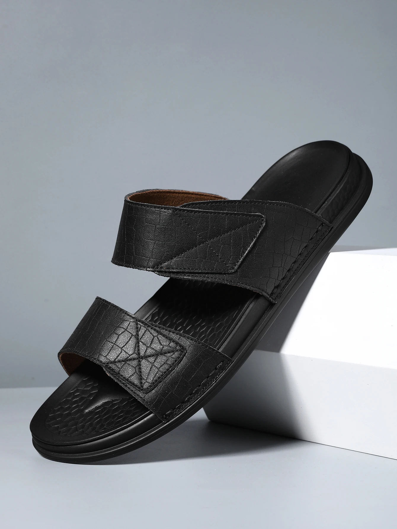 Men\'s breathable and fashionable leather sandals for outdoor wear, lightweight and versatile beach slippers for men