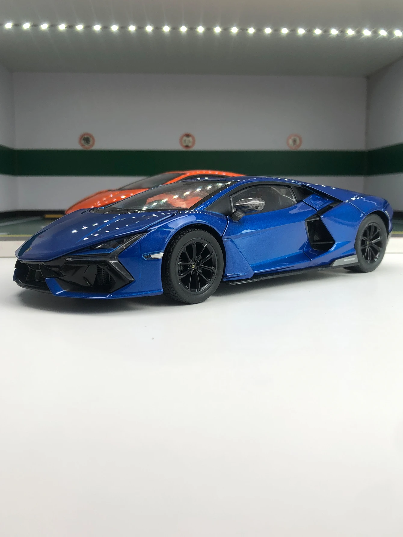 ハイマンバ-1-24-シミュレーション亜鉛合金-ランボルギーニ-レヴェルト、静態装飾品、金属製コレクターズギフトカー