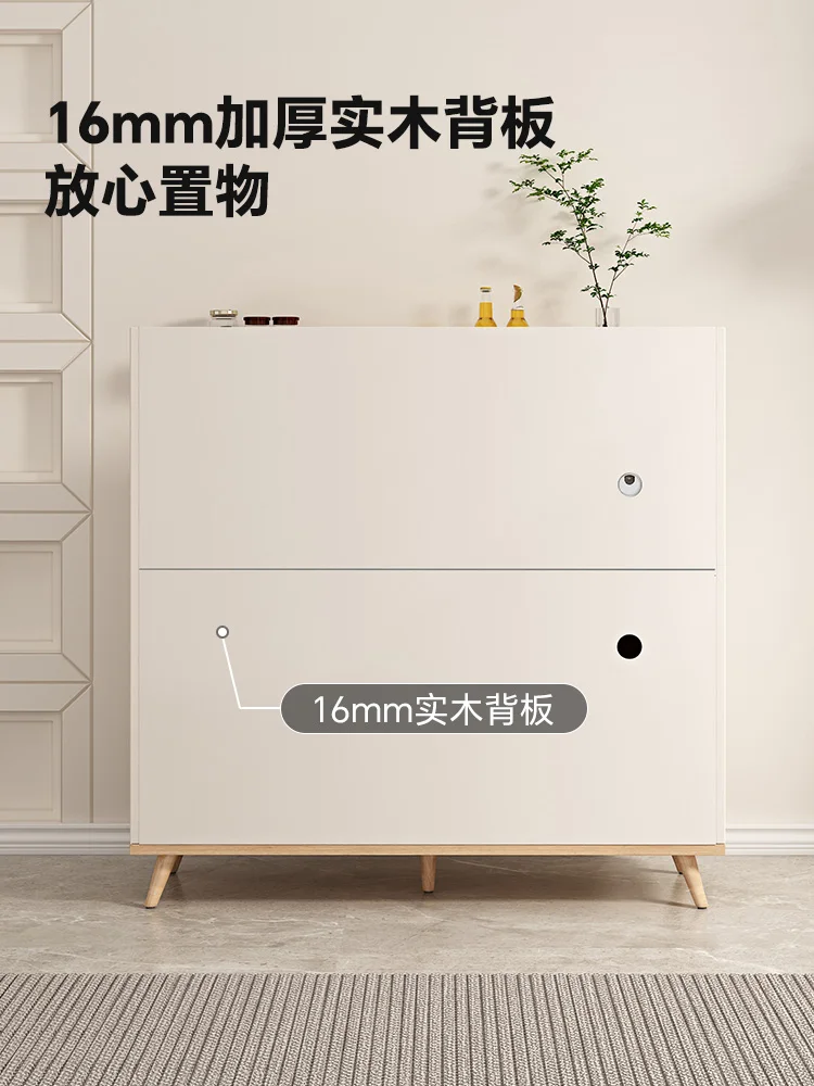 Penyimpanan kabinet, lemari samping ruang makan terintegrasi di dinding, penyimpanan multifungsi dari kayu solid, lemari rendah di lantai.