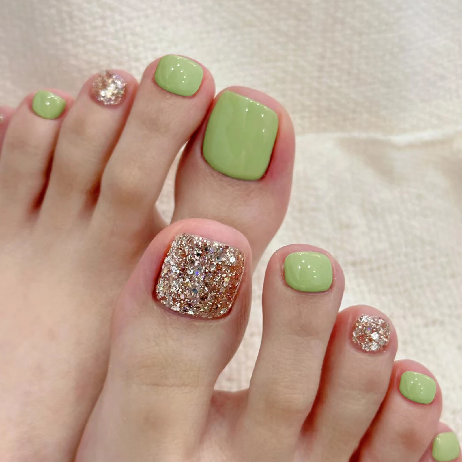 Glossy Grass Green False Toenails Waterproof & Scratch-Resistant Nails for Wedding Dating Foot Decoration