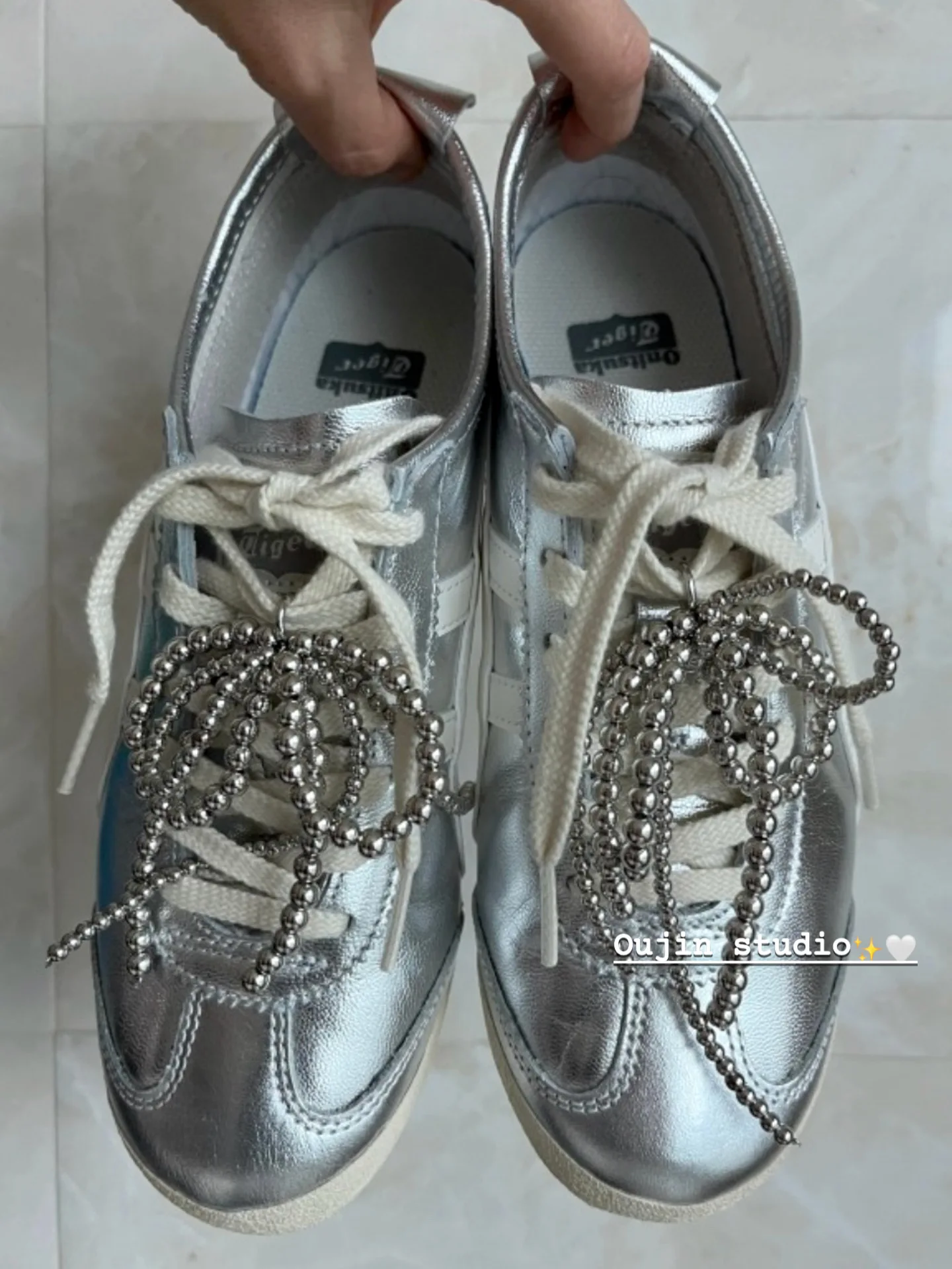 

Модная трендовая обувь в Корейском стиле Instagram, Западная Личность, серебряный бисер, бант, модные аксессуары 2024, кроссовки Украшенные s