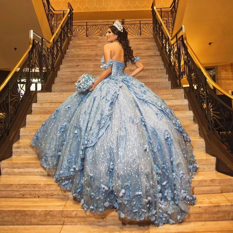 Eleganti abiti Quinceanera blu cielo con spalle scoperte Abito da ballo con perline Fiori 3D Abiti da cerimonia per feste di compleanno Abito dolce 15 16