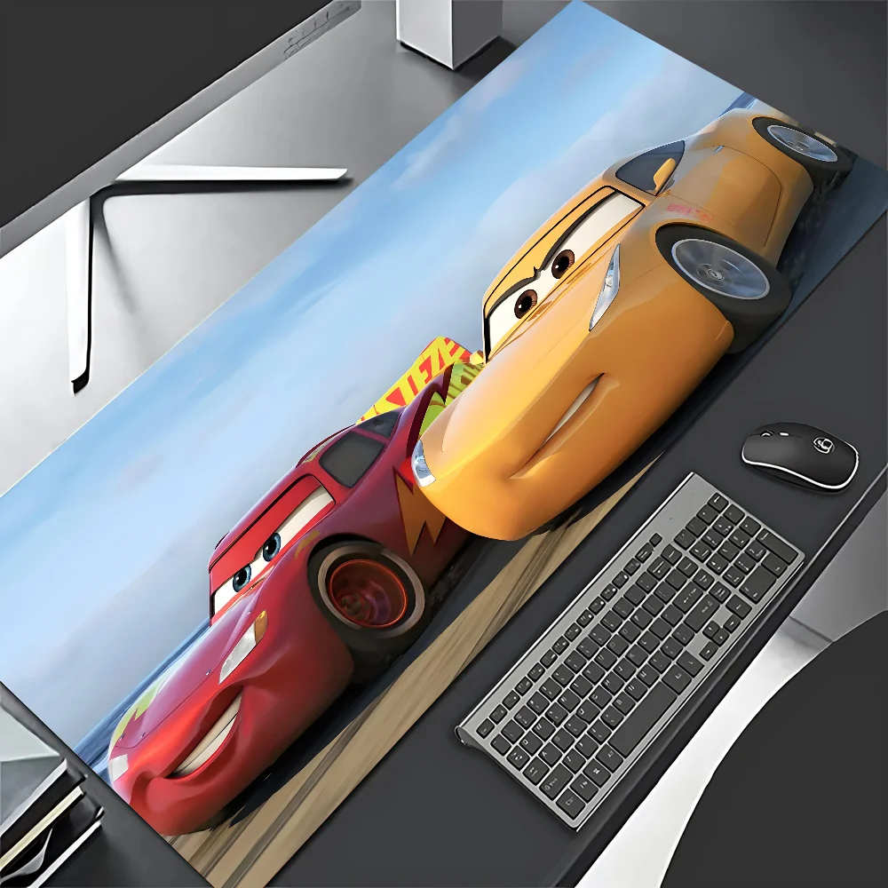 รถยนต์ Lightning McQueen Mousepad แผ่นรองเมาส์แล็ปท็อปอุปกรณ์เสริมสําหรับเล่นเกม Mousepad โต๊ะขนาดใหญ่คอมพิวเตอร์ Gamer คีย์บอร์ดพรมพรม