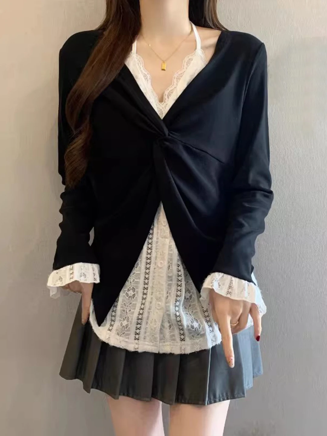 

Lace Splice V-Ne Long Sve T-irt Women's Base irt Spring 2026 plus Size Slimming Fake Two-Piece Ele Top