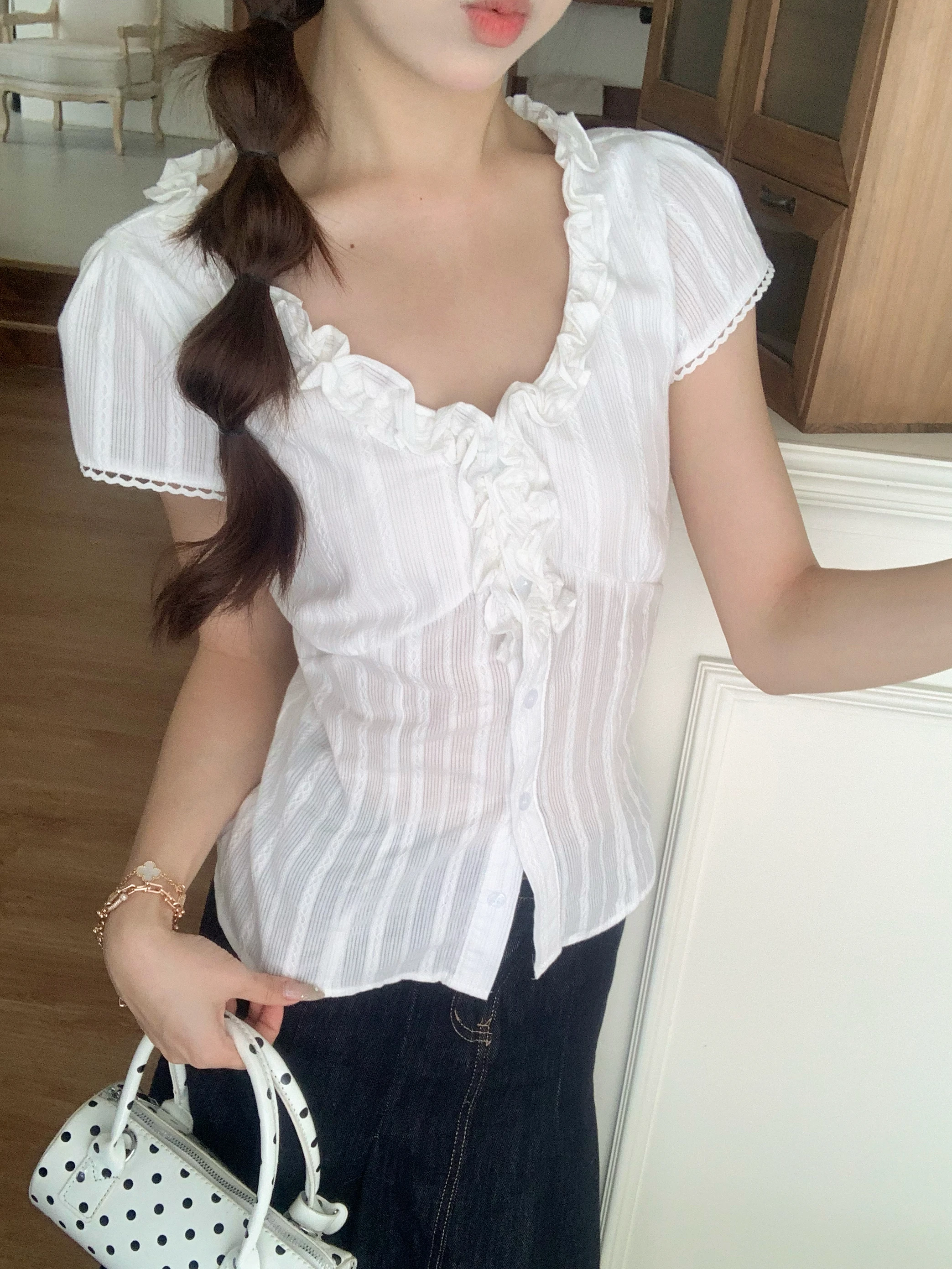 

DOMX Ретро-топ с V-образным вырезом и кружевной отделкой, короткий рукав, женская блузка, новинка лета 2025, белая, приталенная, утягивающая талию, в корейском стиле, из хлопка