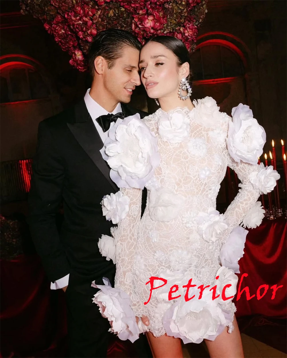 

Customized White Lace Wedding Dress Temperament Crew Neck Long Sleeves Appliques Bridal Gowns Court Train Zipper Back Dress