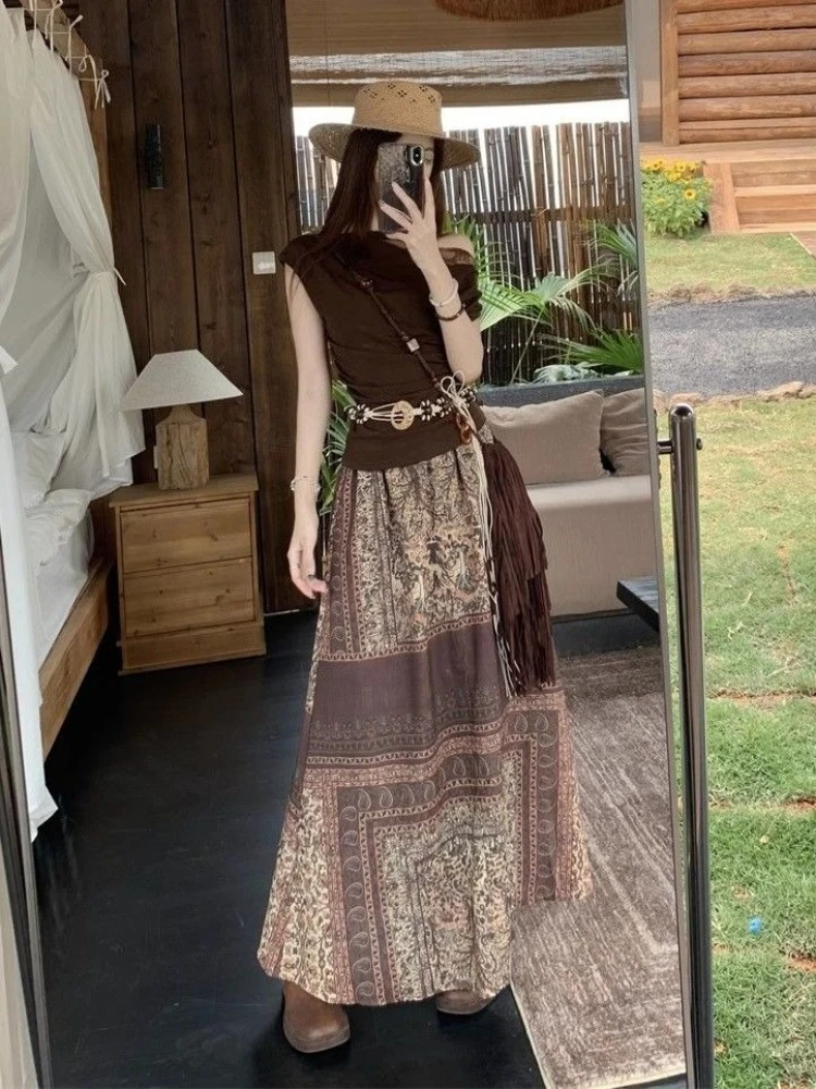 

Модный летний комплект для девушек: топ с открытыми плечами в китайском стиле и универсальная юбка с высокой талией.