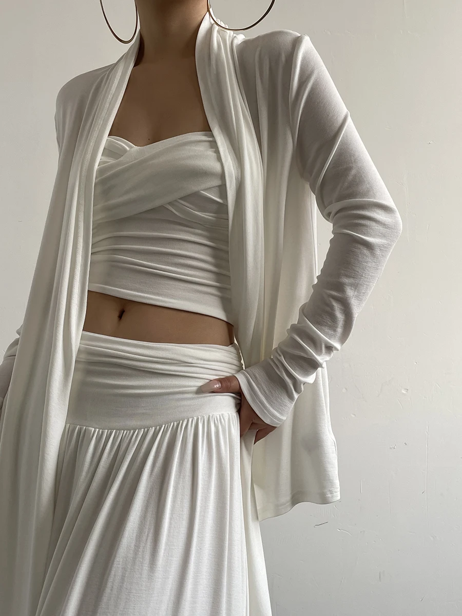 

Минималистичный комплект из трех предметов: юбка, топ и накидка с длинным воротником-халтер, однотонный, в уличном стиле, модный.